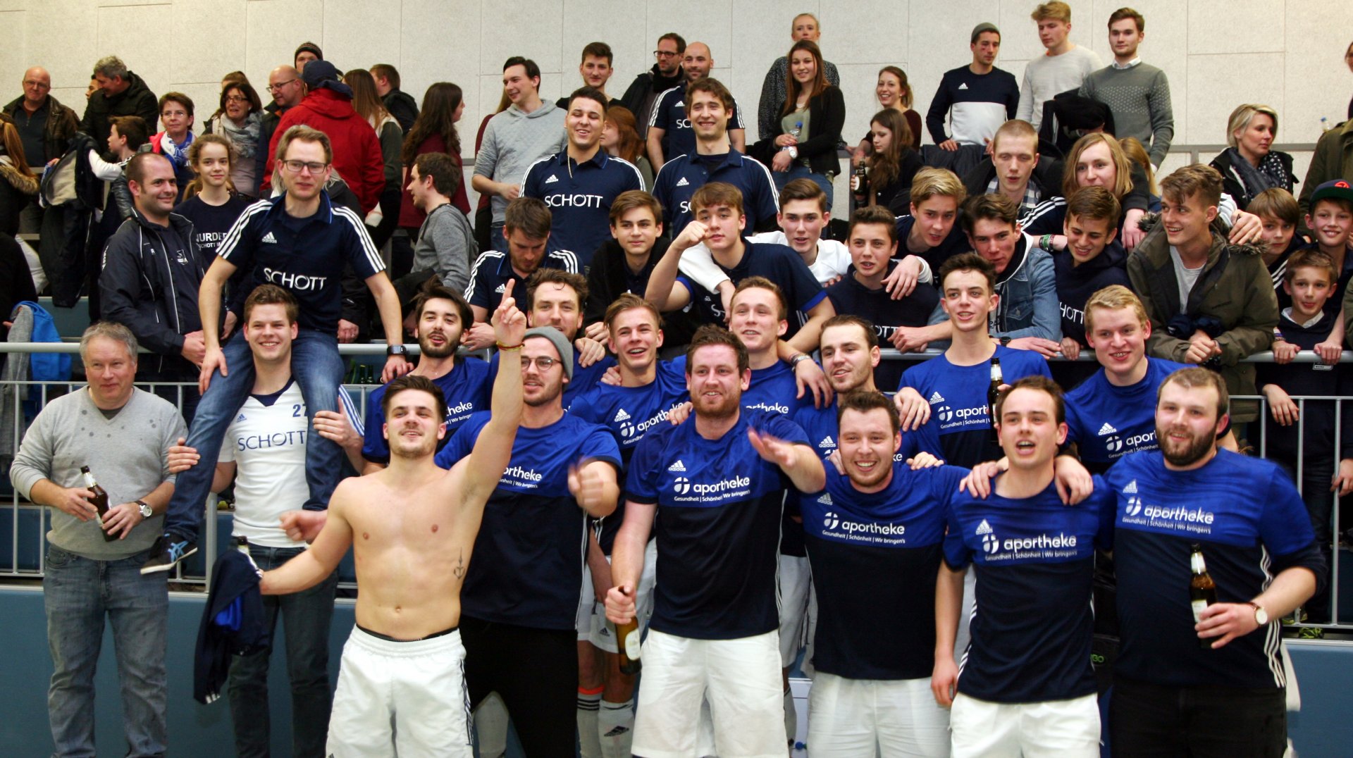 Aufstieg auswärts und doch als Gemeinschaftserlebnis: Rund 120 Mainzer unterstützen die Regionalligamänner in Wiesbaden beim Saisonfinale gegen den punktgleichen Verfolger Wiesbadener THC.