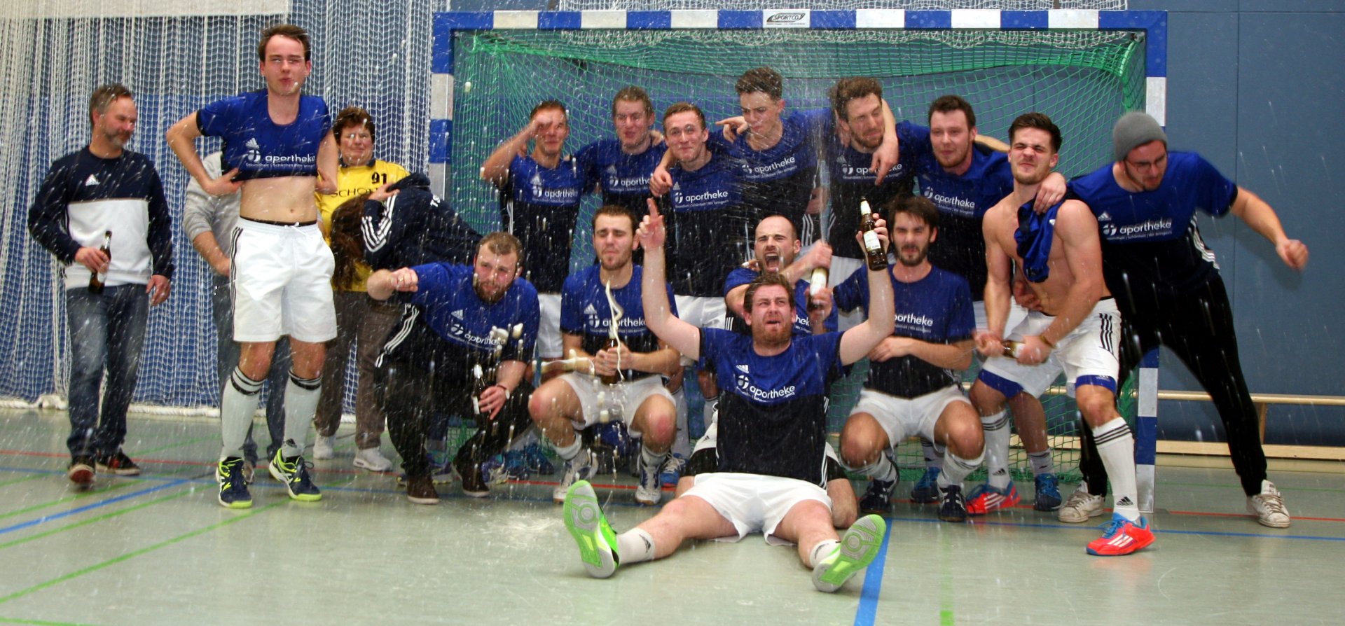 Kein Titelgewinn ohne offizielles Meisterfoto, wenn auch in diesem Fall vor einem Wiesbadener Tor...