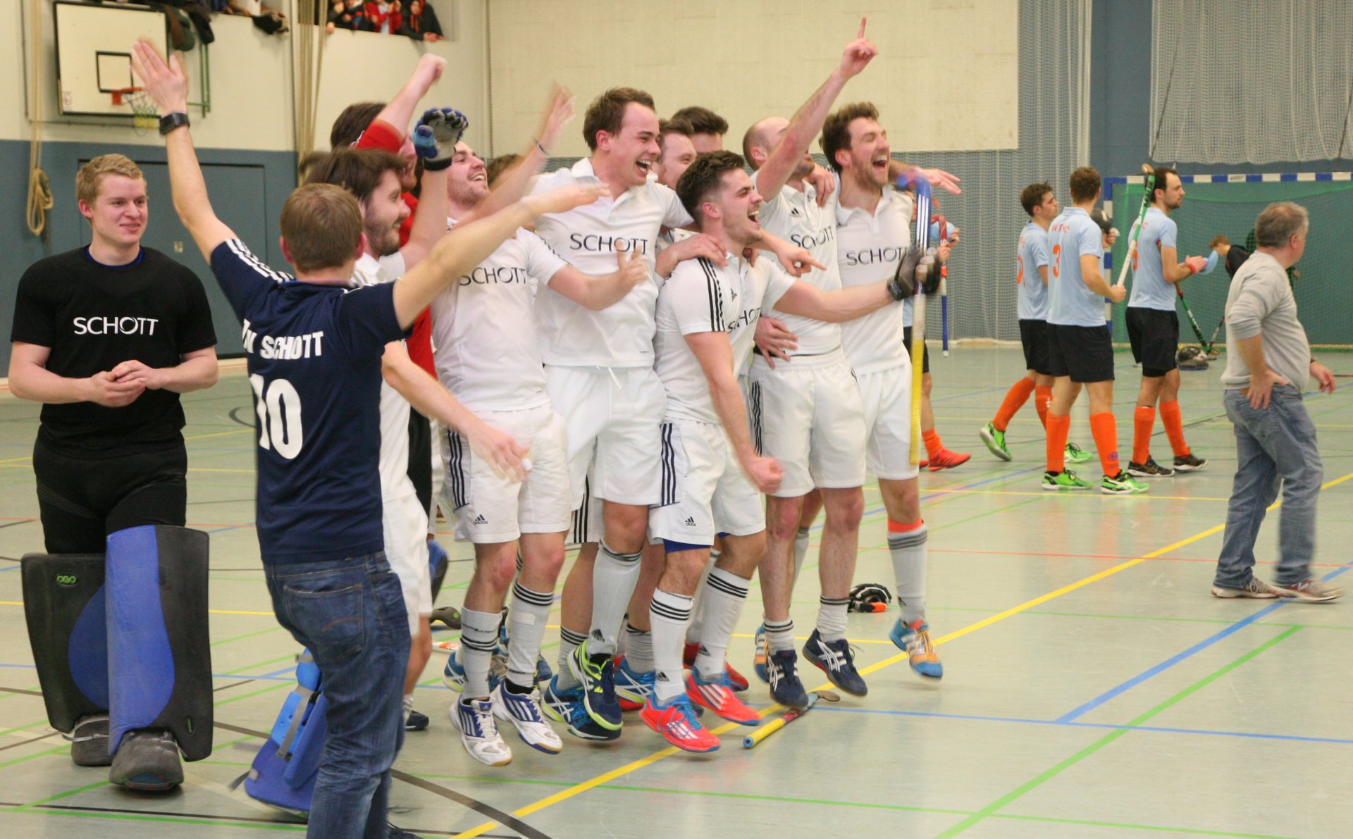 Die Explosion der Freude über den siegreichen Saisonausstand: Die Spieler jubeln den mitgereisten Fans zu. 