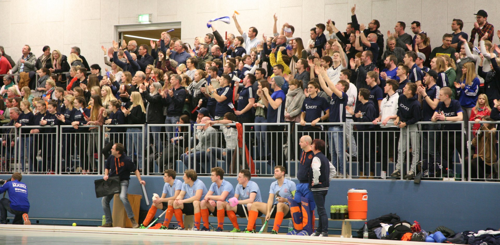 In den letzten Sekunden des Spiels mussten die enttäuschten Wiesbadener auf der Bank die feiernden Mainzer über sich hören.