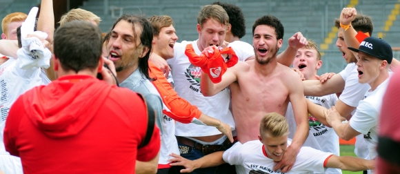 Ausgelassen freuten sich die 05-Amateure mit Trainer Martin Schmidt über den Aufstieg. Die Party der Spieler wird seit Montagmorgen auf Mallorca fortgesetzt.