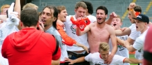 Ausgelassen freuten sich die 05-Amateure mit Trainer Martin Schmidt über den Aufstieg. Die Party der Spieler wird seit Montagmorgen auf Mallorca fortgesetzt.