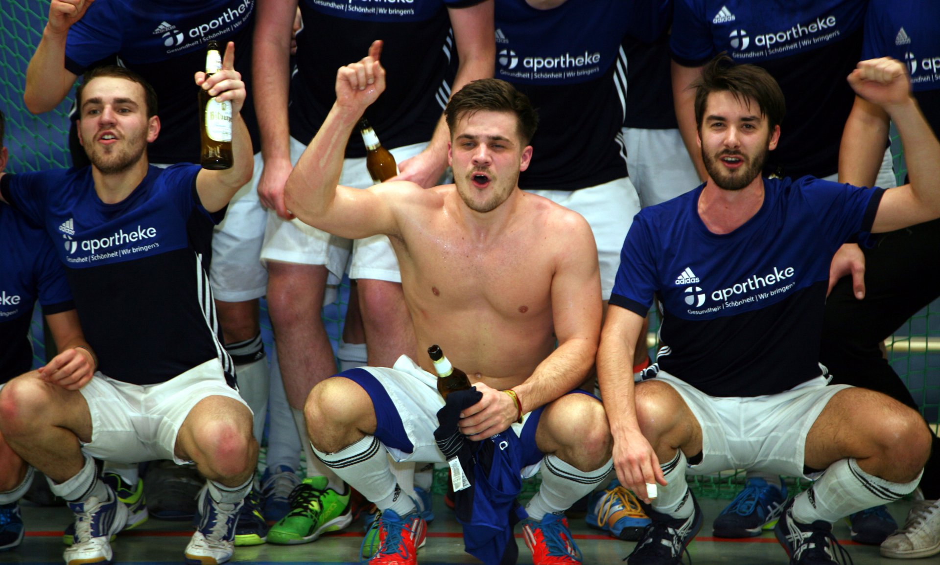 ...und zur besseren Kennzeichnung des erfolgreichsten Torschützen der Hallenrunde zog Paul Hüttemann schnell noch das Hemd aus.