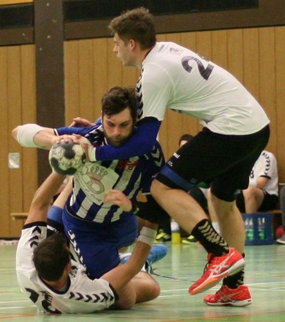 Beim jüngsten Auftritt in Budenheim kam der TV Bitburg als klarer Abstiegskandidat, die Sportfreunde (MItte: Philipp Becker) gewannen im April 2015 ungefährdet, aber nicht allzu üppig 30:24. Diesmal ist der Wiederaufsteiger stärker.