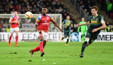 Jhon Cordoba und seine Kollegen werden am Samstag im Fastnachtstrikot auflaufen. Ein gutes Omen? Vor einem Jahr schlugen die 05er in diesem Outfit Borussia Mönchengladbach mit 1:0.