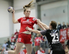 Alicia Soffel steht nach ihrer Verletzungspause in Kleenheim zumindest wieder im Kader. Perspektivisch wichtiger ist für den Verein die Vertragsverlängerung des Rückraumtalents, die FSG kann zwei weitere Jahre mit der18-Jährigen planen.