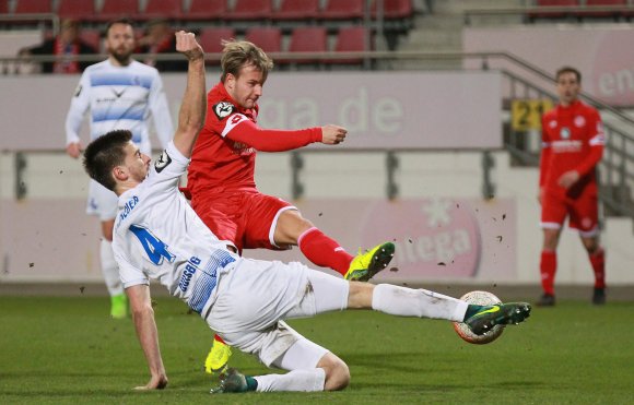 Einen Schussversuch von Matti Steinmann versucht MSV-Innenverteidiger Dustin Bomheuer abzublocken.