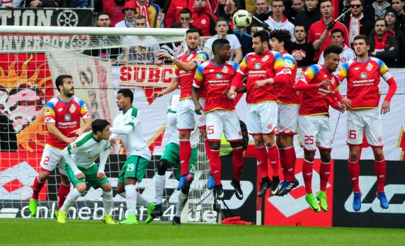 Die Mauer springt hoch, der Ball fliegt drüber hinweg - und landet zum 0:2 im Winkel.