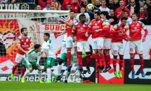 Die Mauer springt hoch, der Ball fliegt drüber hinweg - und landet zum 0:2 im Winkel.