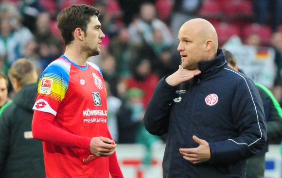 Will Rouven Schröder im Umgang mit den 05-Profis zu ganz drastischen Maßnahmen greifen? Oder stand's dem Mainzer Sportdirektor bis da oben? Verständlich wäre es gewesen angesichts beispielsweise des ...