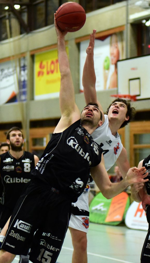 Um wenige Zehntelsekunden verpassten Johann Fritzen (r., gegen Edin Alispahic) einen Überraschungssieg in Schwenningen.