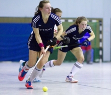 Aline Bessling musste beim letzten Saisonspiel in der Halle ohne Sturmpartnerin Amelie Neumann-Kleinpaul auskommen, dafür rückte Michelle May (r.) in Hanau mit in die vordere Linie.