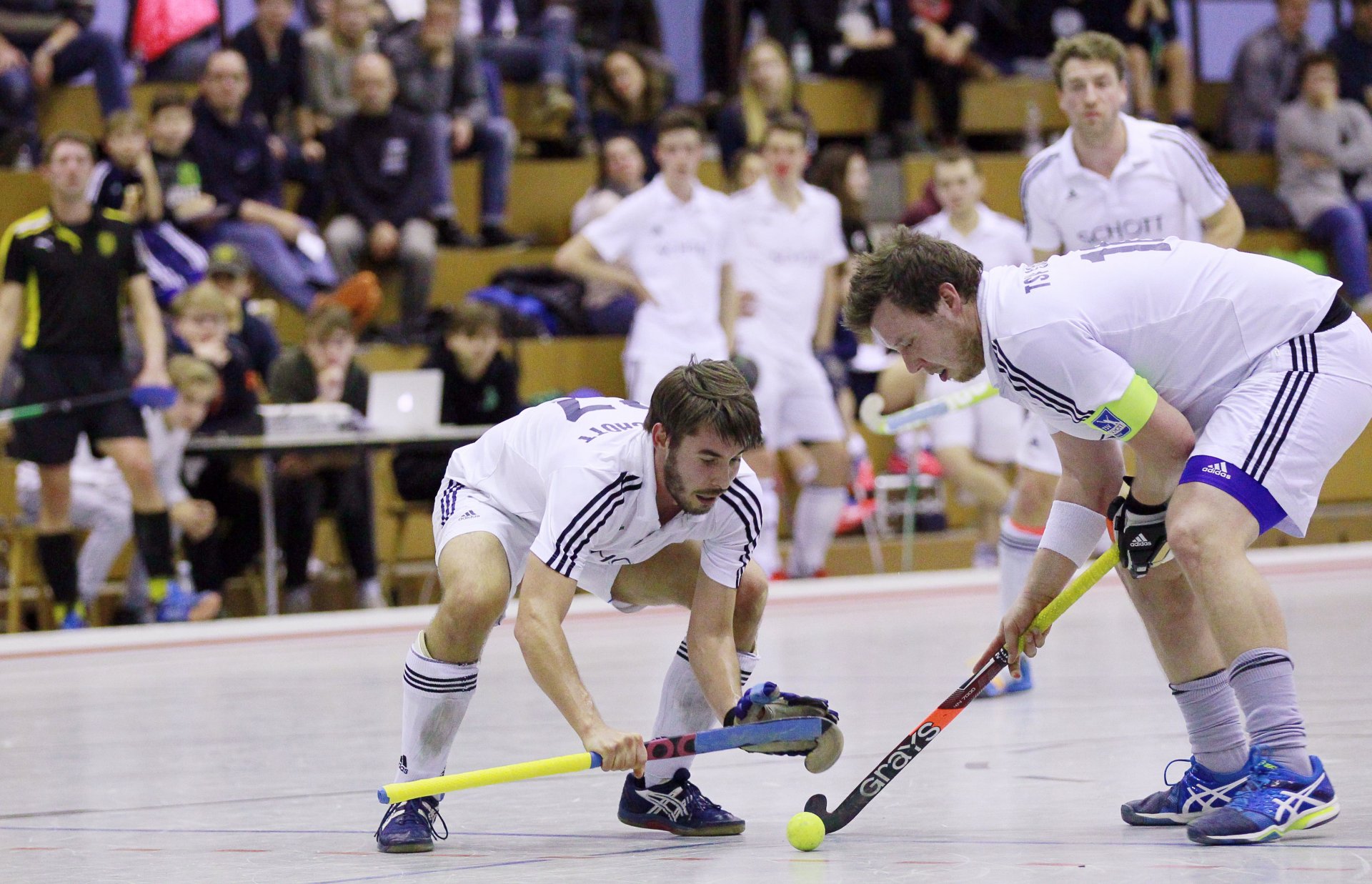 Zum vierten und letzten Mal zweistellig siegte die Mannschaft im letzten Heimspiel gegen den TV Alzey, so dass der TSV sich rechtzeitig vor dem Saisonfinale die Tabellenführung zurückholte. Kapitän Alexander Hemmersbach (r.) und Chris Franik sind hier bei der Ausführung einer Kurzen Ecke zu sehen.