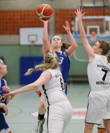 Die sprichwörtliche Hand im Gesicht (und zwar die von Bo Blank) hat Madita Oehl. Das änderte nichts daran, dass sie mit sechs Dreiern und insgesamt 22 Punkten Topscorerin des Derbys zwischen dem ASC II und der TSG Heidesheim wurde.