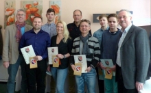 Alexander Reinemann (l.), der Vorsitzendes Stadtsportverbands, und MGC-Vorsitzender Norbert Kramer (r.) ehrten (v.l.) Marcel Noack, Manuel Szablikowski, Alice Kobisch, Patrick Beringhausen, Roman Kobisch, Ole Biegler und Silvio Krauss.