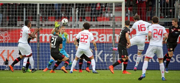 Der sitzt: Stefan Bell köpft in der dritten Minute das 0:1.