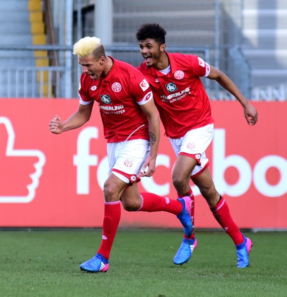 Ein sehr befreiendes Gefühl erlebte Heinz Mörschel (l.) nach etwas mehr als einer halben Stunde. Aaron Seydel freut sich mit dem Kollegen über dessen Treffer zum 1:0.