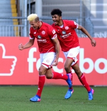 Ein sehr befreiendes Gefühl erlebte Heinz Mörschel (l.) nach etwas mehr als einer halben Stunde. Aaron Seydel freut sich mit dem Kollegen über dessen Treffer zum 1:0.