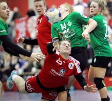 Augen zu und mitten durch: Was Antonia Grössl im jüngsten Heimspiel gegen Werder Bremen noch ab und zu gelang, war beim Tabellenletzten SG H2Ku Herrenberg mit seiner zweikampfstarken Deckung zum Scheitern verdammt. Doch das geplante Spiel über die Rückraumsbschlüsse kam nie zustande.