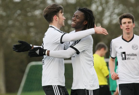 Noch fünfmal müssen Sebastian Krämer (l.), Cheikh Ahmadou Bamba Diaw und ihre Kollegen jubeln, dann haben die Finther ihre Trefferzahl aus der vorigen Saison erreicht.