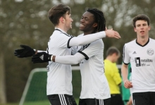 Noch fünfmal müssen Sebastian Krämer (l.), Cheikh Ahmadou Bamba Diaw und ihre Kollegen jubeln, dann haben die Finther ihre Trefferzahl aus der vorigen Saison erreicht.