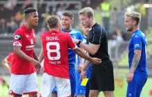 Daniel Bohl geriet beim Heimsieg gegen den 1. FC Magdeburg kurz vor Ende mit Gästestürmer Christian Beck (nicht im Bild) aneinander, beide kassierten von Schiri Sven Waschitzki die Gelbe Karte. Bohl durfte es egal sein, der 1:0-Sieg war für seine Mannschaft der erste Dreier der Saison.