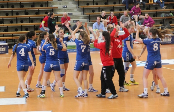 Freudiges Abklatschen bei der JSG Boudenheim nach der Hauptqualifikation: Die weibliche A-Jugend bekommt in zwei Wochen eine dritte Chance, sich für die Bundesliga zu qualifizieren.