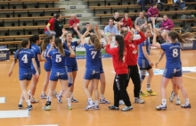 Freudiges Abklatschen bei der JSG Boudenheim nach der Hauptqualifikation: Die weibliche A-Jugend bekommt in zwei Wochen eine dritte Chance, sich für die Bundesliga zu qualifizieren.