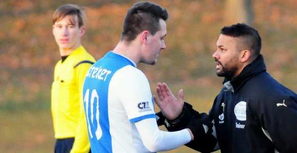 Daniel Kittl (r., im Gespräch mit Marco Streker), hat jetzt das Sagen bei Fortuna Mombach.