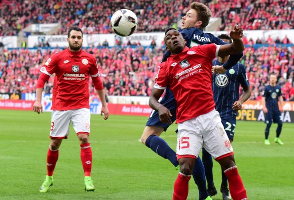 Jhon Cordoba wurde auch diesmal wieder häufig hart genommen. In der 24. Minute aber gelang ihm der Ausgleichstreffer nach starker Vorarbeit von Levin Öztunali (l.). 