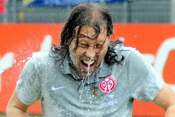 So ist das halt, wenn man aufsteigt: Seine Spieler verpassten Martin Schmidt nach dem 3:1 gegen die TSG Neustrelitz diverse Bier- und Sonstwasduschen.