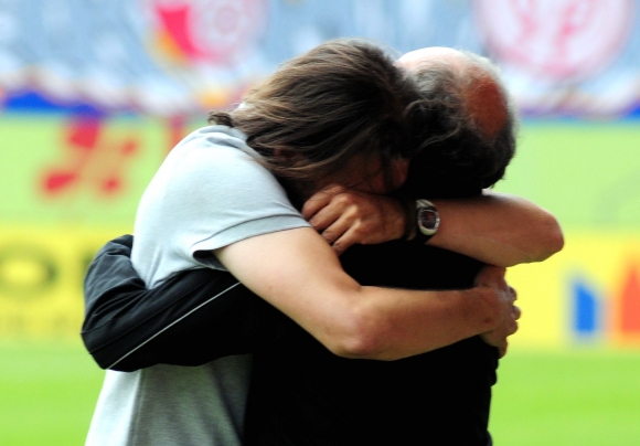 Stille Freude: Trainer Martin Schmidt und 05-Amateuremanager Manfred Lorenz nach dem Schlusspfiff im zweiten Aufstiegsspiel.