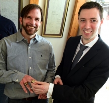Ring, Ring: Ulli Wermuth (l.) kann sich jetzt zwei Trophäen an die Finger stecken. Juwelier Richard Wagner jr. hilft nach.