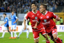 Ein hartes Stück Arbeit war das Spiel der 05er in Darmstadt vor einem Jahr. Pablo De Blasis (r.) erzielte nach Vorarbeit von Yoshinori Muto (l.) den 3:2-Siegtreffer. In der Rückrunde gab es ein 0:0; das erste Aufeinandertreffen in der laufenden Spielzeit entschieden die 05er mit 2:1 für sich.