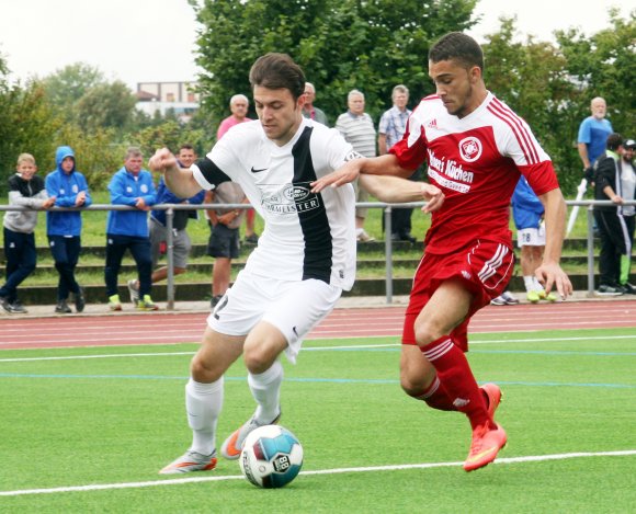 Damals Gegner, inzwischen Teamkollegen: Beim 2:0-Sieg der TSG Hechtsheim im September versuchte SVW-Verteidiger Soufian Lagrini (r.) noch, TSG-Angreifer Timur Gök auszubremsen. Seit der Winterpause trägt auch Lagrini das Hechtsheimer Trikot.