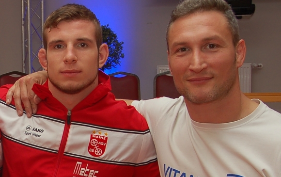 Hat ehrgeizige Ziele - und will sie in Mainz angehen: 88-Zugang Wladimir Remel (l.) mit Baris Baglan, dem Sportlichen Leiter des ASV.