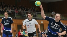 Weder der verletzte Tino Stumps (r.), noch der verzogene Christian Gettert, die beim Derbyhinrundenspiel gegen die SG Sauheim (Mitte: Mathias Konrad) für den TV Nieder-Olm mitwirkten, können auch das Auswärtsspiel in der Ritter-Hundt-Halle bestreiten. Die Rückraumreihe des TVN wird auch weiterhin ausgedünnt sein.
