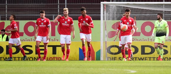 Bedröppelte Mienen kurz vor der Pause bei (v.l.) Marcel Costly, Maximilian Rossmann, Alexander Hack, Aaron Seydel, Gerrit Holtmann und Lukas Watkowiak: ...
