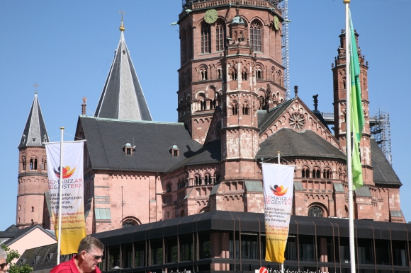 Die Ludwigsstraße ist derzeit mit dem Motto der Bundessportfests und grünen DJK-Fahnen beflaggt. Bis Montag nehmen rund 5000 Sportler an der Veranstaltung teil.