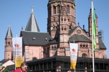 Die Ludwigsstraße ist derzeit mit dem Motto der Bundessportfests und grünen DJK-Fahnen beflaggt. Bis Montag nehmen rund 5000 Sportler an der Veranstaltung teil.
