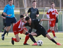 Dennis Desousa Oelsner (l.) und Soufian Lagrini trugen in der Hinrunde noch beide das rote Trikot, diesmal versuchte Lagrini als Hechtsheimer Verteidiger den Weisenauer Außenangreifer vom Ball fernzuhalten.