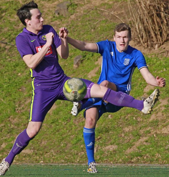 Ruben Grundei (r.) beim Flankenball: Der Angreifer kann aber auch selbst abschließen, wie er bei seinem Konterlauf zum 2:0 bewies.