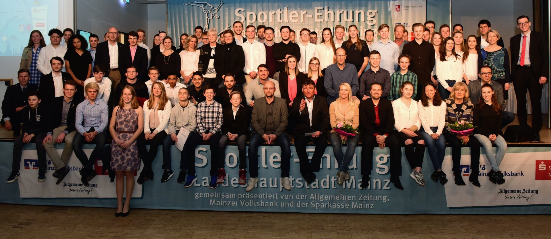 So sehen Sieger aus. Und Sponsoren. Und Moderatoren: die Ehrenden und Geehrten der städtischen Sportlerehrung 2017.