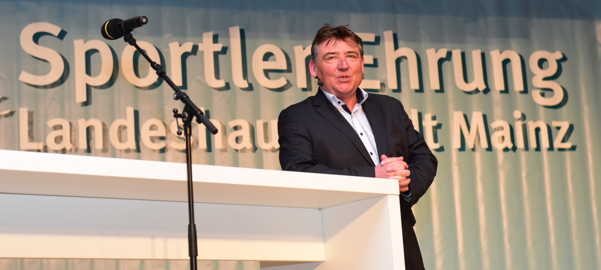 Bürgermeister Günter Beck war als Sportdezernent der Gastgeber des Abends und verkündete eine frohe Botschaft: Noch in diesem Jahr soll der Bau einer neuen Turnhalle beim Otto-Schott-Gymnasium beginnen.