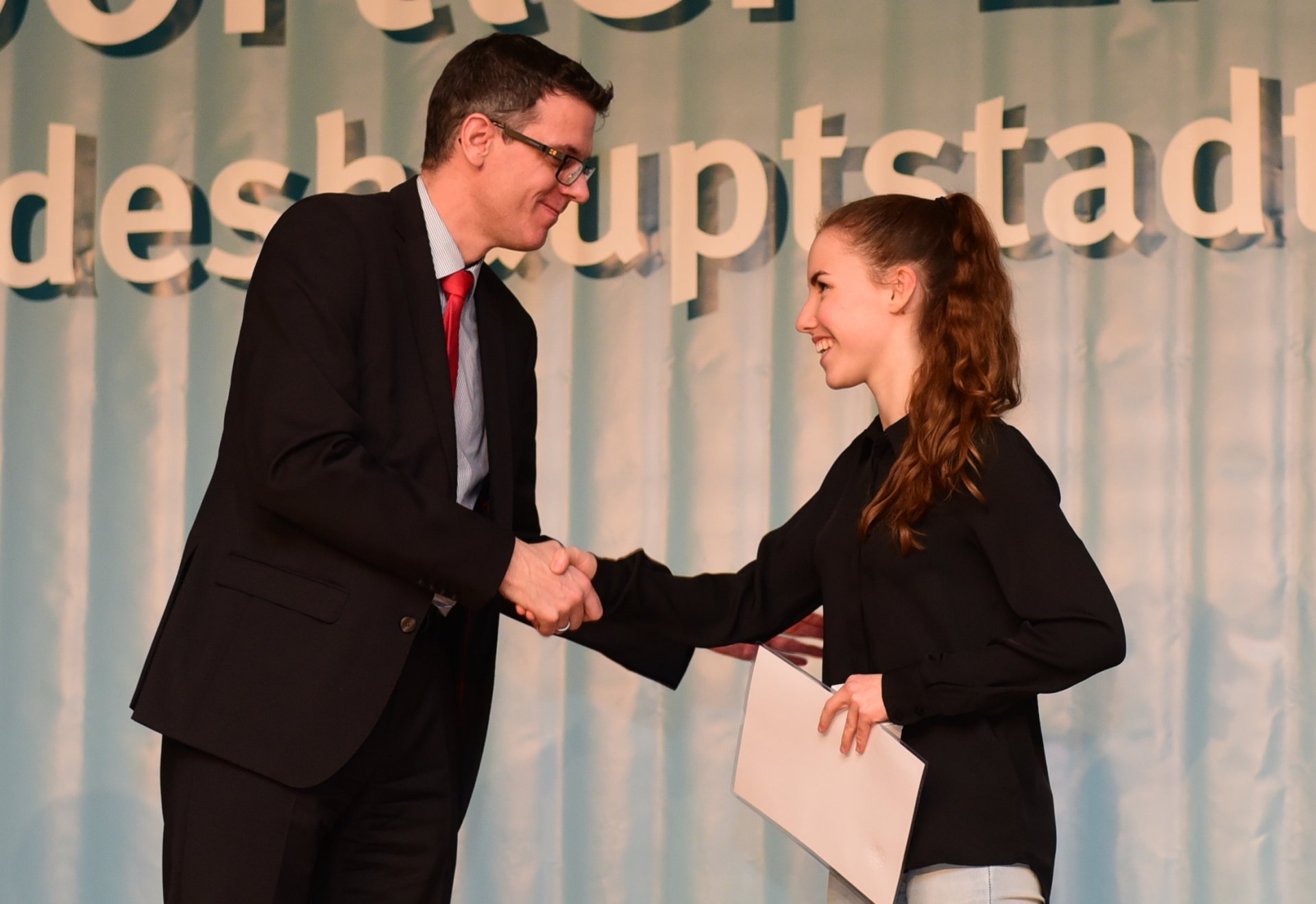 Schlägt und tritt nicht wirklich zu: Alina Schmitt von Taekwondo Armare Mainz ist Deutsche Meisterin im Poomsae, jener Disziplin, in der die Bewegungsabläufe gezeigt werden müssen.