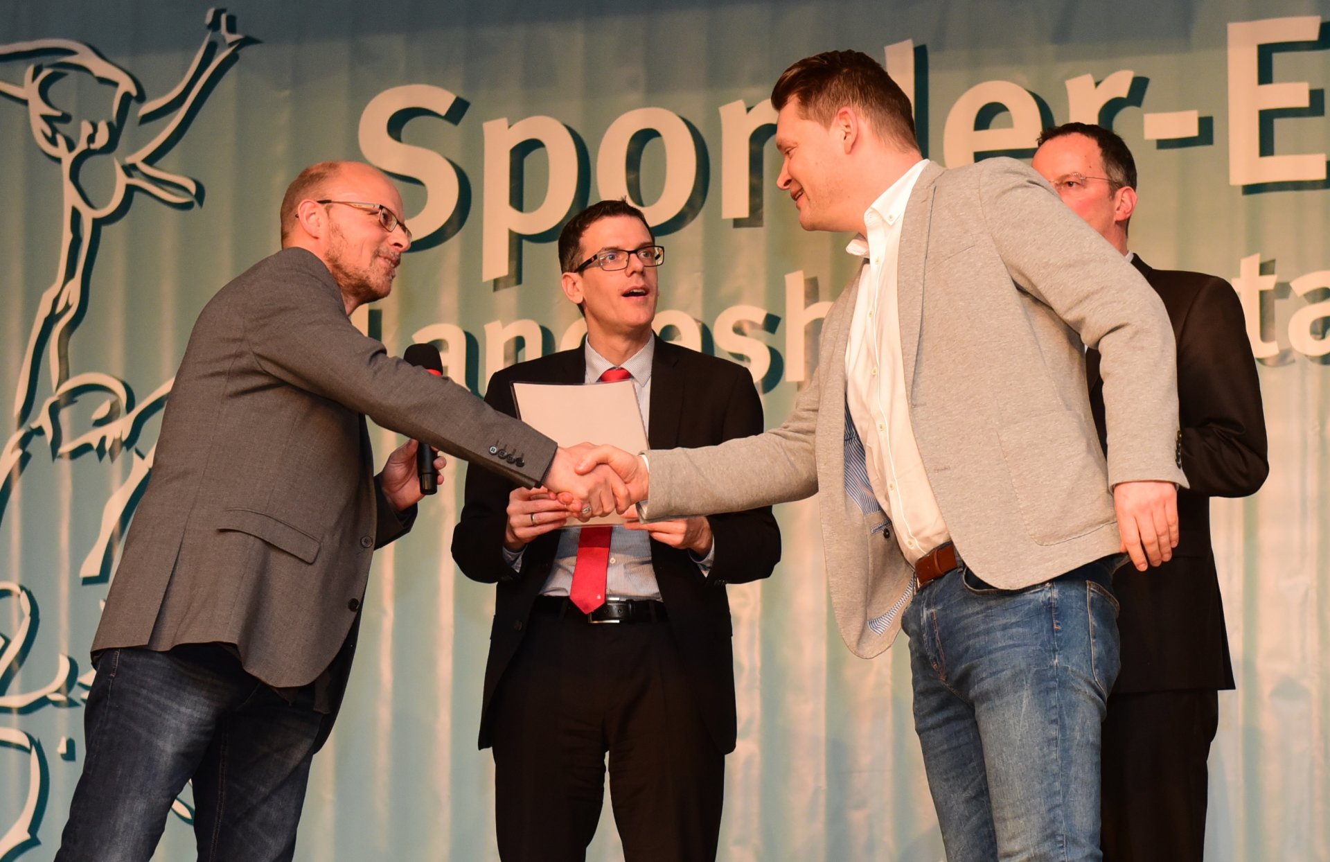 Nahm stellvertretend die Auszeichnungen für Schwimmer Yannik Wasserzier, den mehrmaligen Deutschen Meister über 200 Meter Freistil und Rücken der Behinderten-Jugend B entgegen. Peter Kropf, Geschäftsführer der SG Rheinhessen. Später vertrat er auch Brustschwimmerin Laura Simon und Rückenspezialist Andreas Wiesner. 