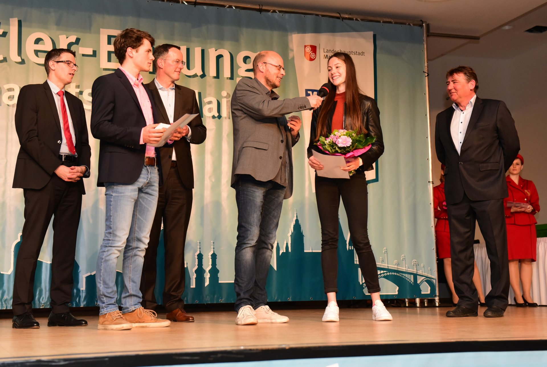 Ergometer? Macht nicht so richtig Spaß. Aber der Trainer treibt einen an, bis zu einer Stunde, sagt MRV-Rudertalent Cora Loch (U17), Deutsche Meisterin auf dem Ergometer und im Doppelzweier. Benedikt Dreyer holte sich den U-17-Titel im leichten Einer. 