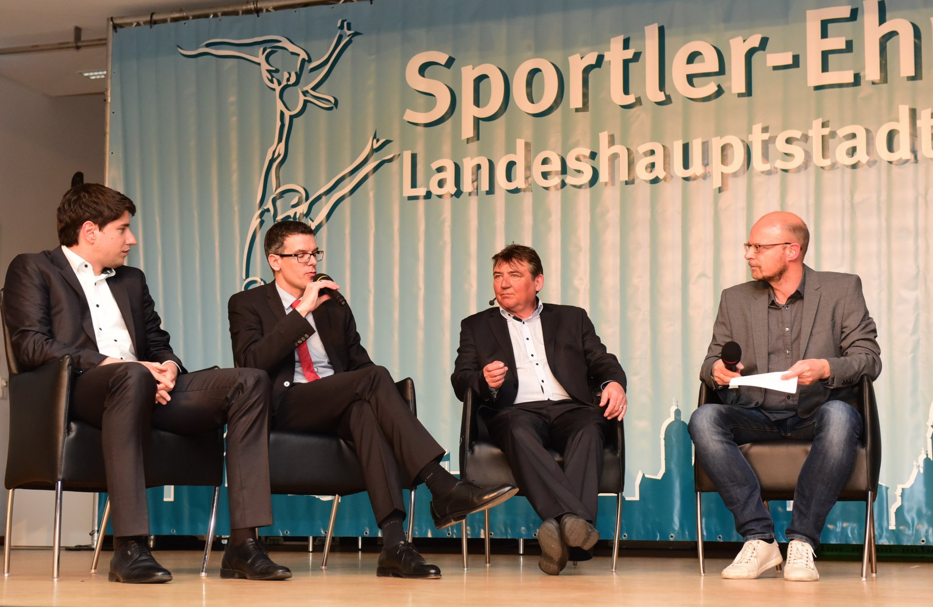 ...v.l. Dennis Rink, Sportchef der AZ. Thorsten Mühl, Vorstandsvorsitzender der Sparkasse Mainz. Bürgermeister Günter Beck. Moderator Peter H. Eisenhuth...
