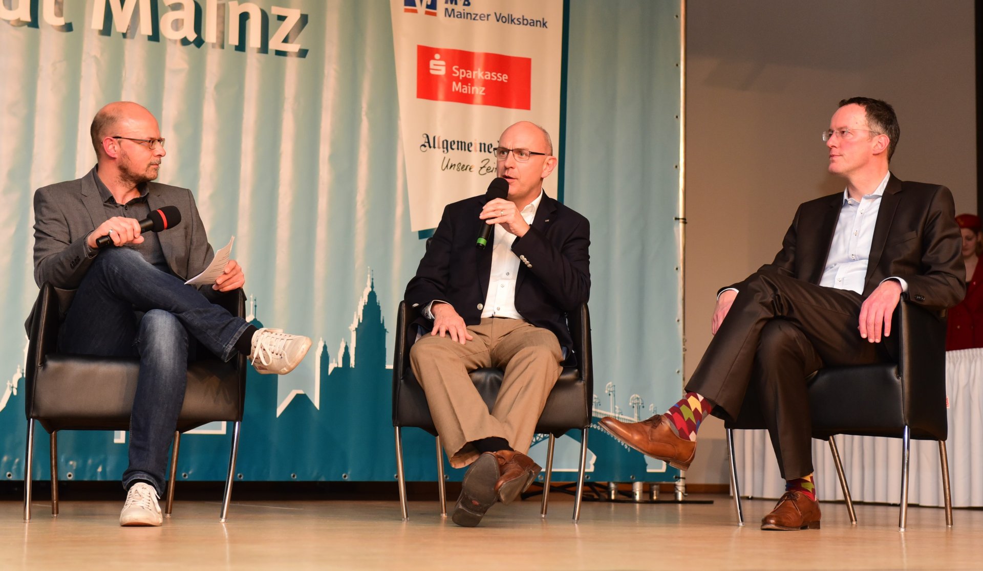 ...Uwe Abel, Vorstandsvorsitzender der Mainzer Volksbank (M.) und OB Michael Ebling.