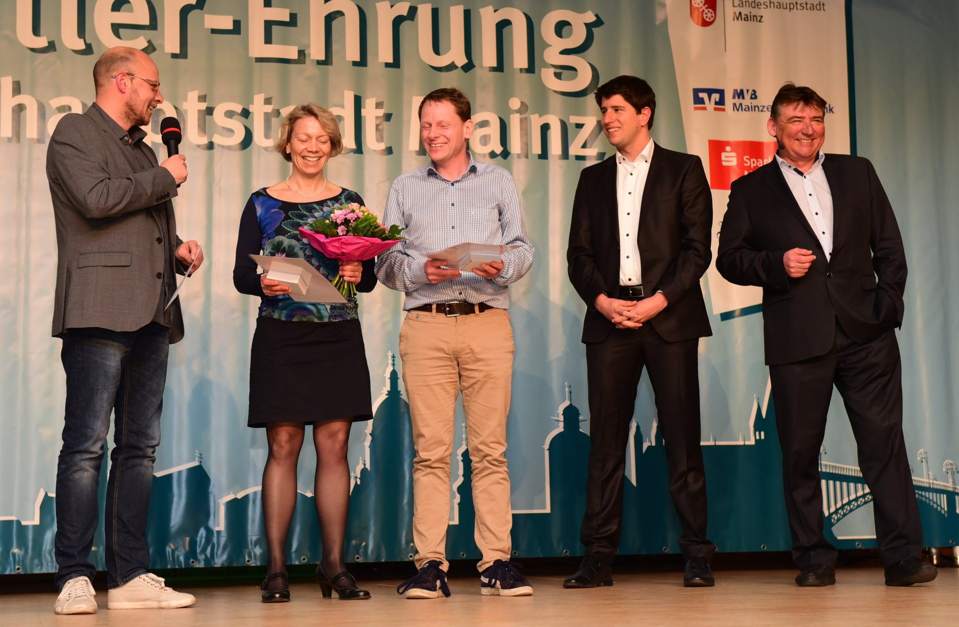 Auf der Planche erfolgreich, auf der Bühne geehrt: Gunilla Graudins und Svend Berger, Fechter des TV 1817 Mainz und mit EM-Bronze im Säbelfechten der AK 40 dekoriert.